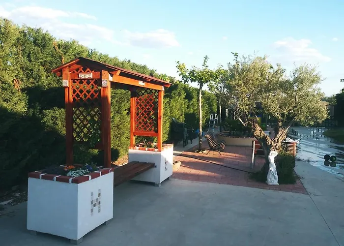 Refugio Con Casitas Infantiles Самора