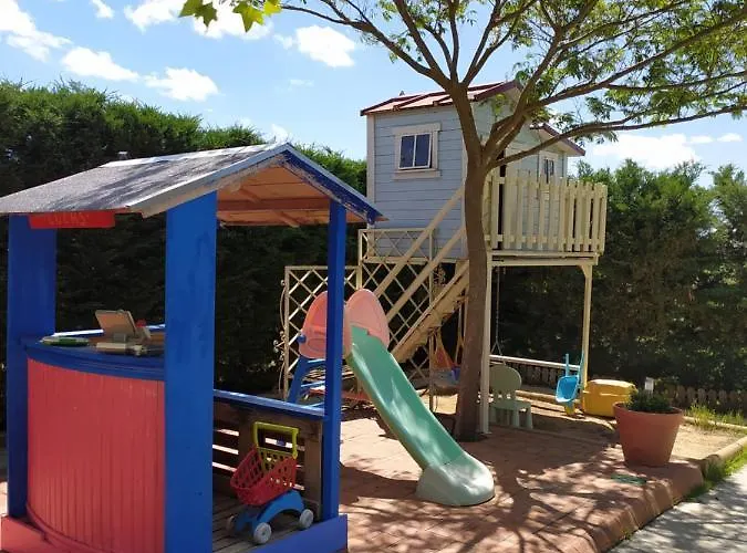 Refugio Con Casitas Infantiles * Самора